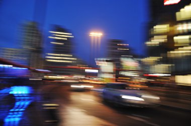Arabalar hareket sokakta şehir merkezinde gece (bulanık sahne)