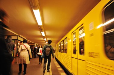 Metroda yürüyen kalabalık, tren hareket halinde