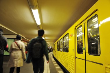hareket, yürüyüş, yeraltı metro tren