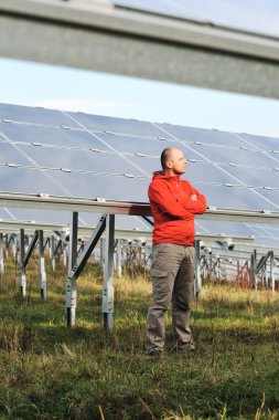 arka planda güneş panelleri ile genç bir erkek işçi