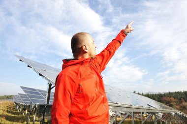 erkek mühendis olarak iş yerinde parmak tarafından işaret