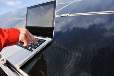 Acil fotovoltaik güneş panelleri, dizüstü düğmesi girin