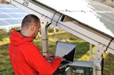 güneş panelleri tarafından laptop ile çalışan mühendis