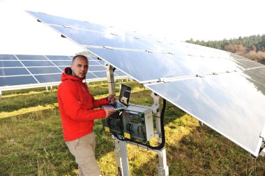 güneş panelleri tarafından laptop ile çalışan mühendis