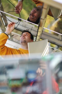 dizüstü bilgisayar kullanan ve telleri bağlarken çalışma genç uzman mühendis