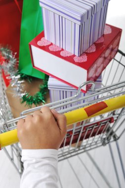 shoping arabası çanta ve kutular ile iterek kadında