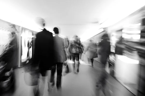 Multitud en movimiento, escena de la ciudad — Foto de Stock