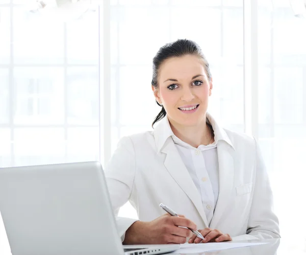 Mujer de negocios en la oficina —  Fotos de Stock