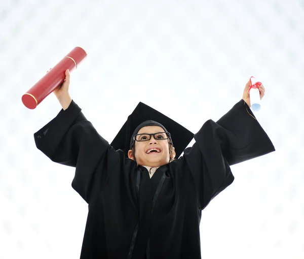 Kind feiert Abschlusszeugnis — Stockfoto