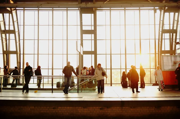 Esperando en la estación de tren — Foto de Stock