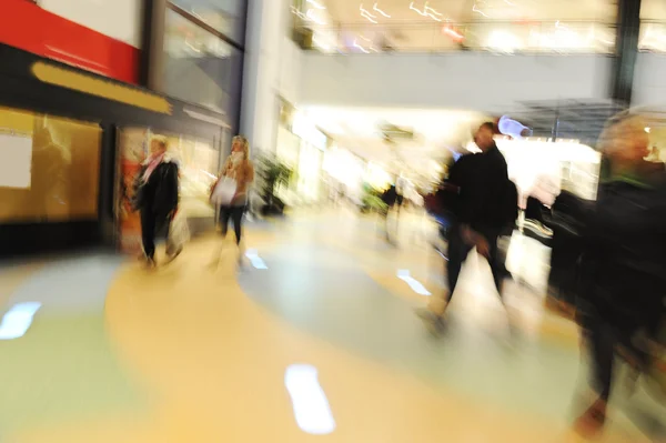 Multitud de movimiento en el centro comercial — Foto de Stock