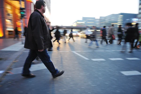 Multitud caminando por la ciudad (escena borrosa ) — Foto de Stock