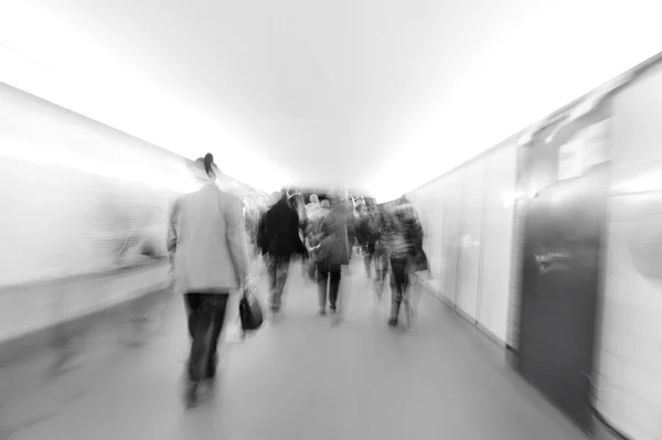 Multitud caminando por la ciudad (escena borrosa ) — Foto de Stock