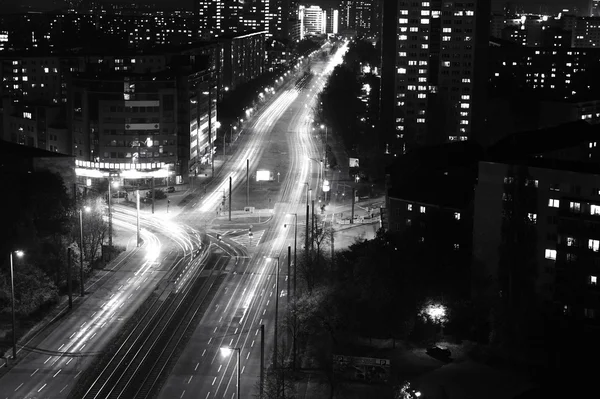 Modern városi város éjjel autópályán a forgalom, fekete-fehér — Stock Fotó