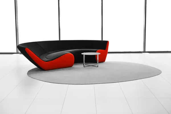 Современный диван, письменный стол и ковер, интерьер — стоковое фото