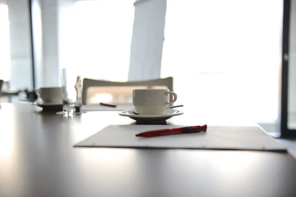 Tazza di caffè sul tavolo nella sala conferenze — Foto Stock