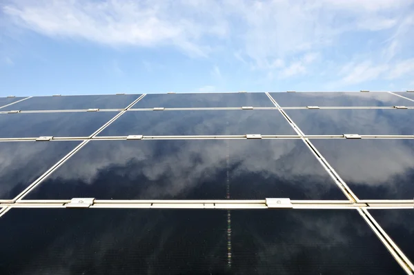 Alternatywnych źródeł energii słonecznej paneli fotowoltaicznych przeciw błękitne niebo — Zdjęcie stockowe