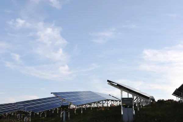 Fotovoltaiska solpaneler — Stockfoto