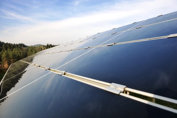 Альтернативная энергия фотоэлектрические солнечные панели против голубого неба — стоковое фото