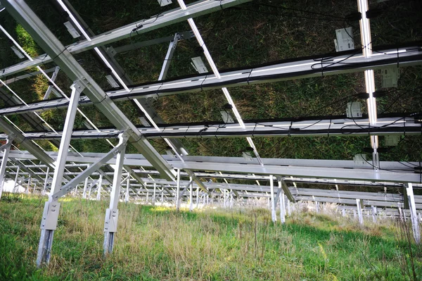 Energía alternativa paneles solares fotovoltaicos desde atrás — Foto de Stock