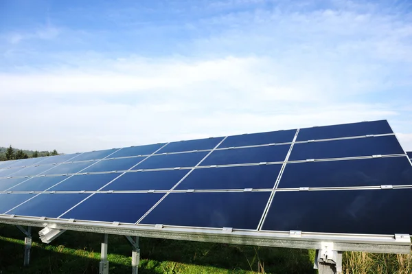 Energia alternativa pannelli solari fotovoltaici contro il cielo blu — Foto Stock