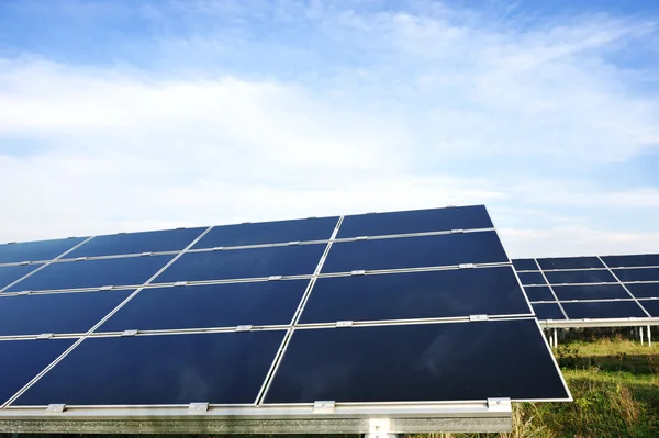 Alternatieve energie fotovoltaïsche zonnepanelen tegen blauwe hemel — Stockfoto