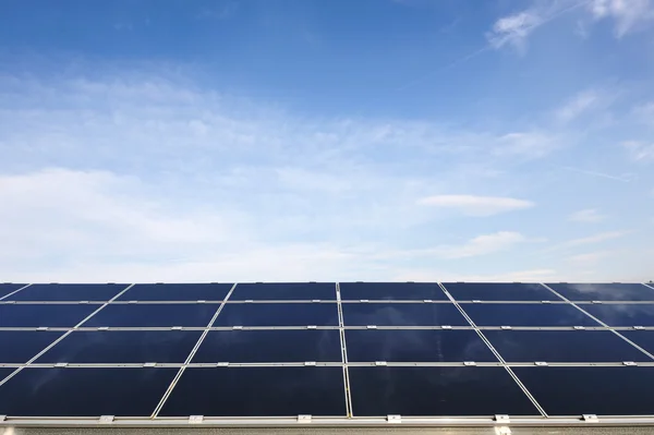 Paneles solares campo de energía —  Fotos de Stock