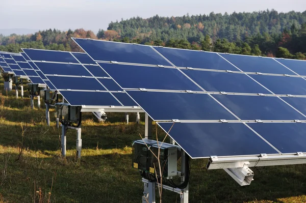 Solární panely energetické pole v lese — Stock fotografie