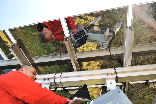 güneş panelleri tamiri laptop ile çalışan mühendis