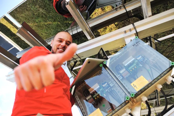 Engenheiro trabalhando com laptop instalação de painéis solares — Fotografia de Stock