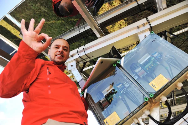 Ingenieur arbeitet mit Laptop bei der Installation von Solarzellen — Stockfoto