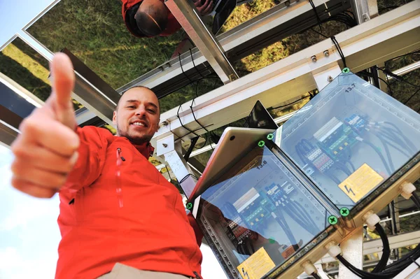 Engenheiro trabalhando com laptop instalação de painéis solares — Fotografia de Stock