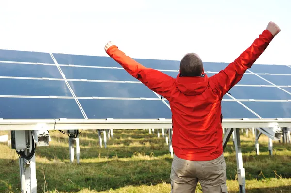 Success, engineer in solar panel fields opening arms up — Stock Photo, Image