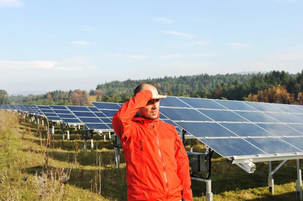 Travailleur masculin au champ de panneau solaire — Photo