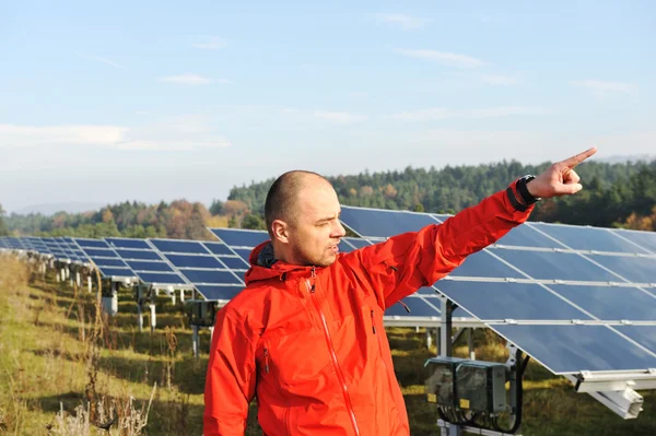 太陽電池パネルのフィールドで男性労働者 — ストック写真