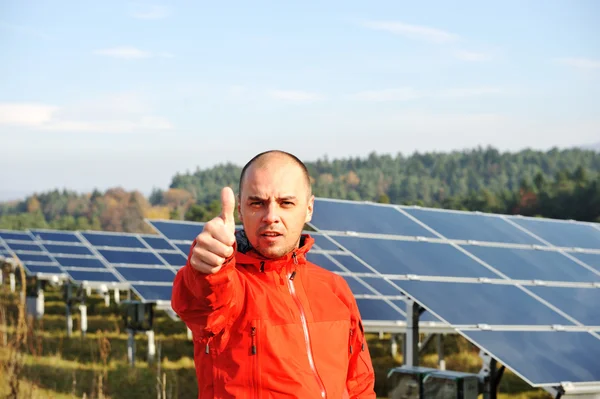 Работник солнечной батареи — стоковое фото