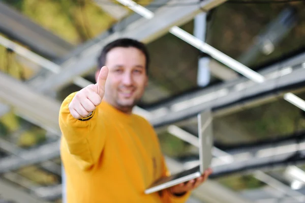 Ingénieur heureux travaillant — Photo