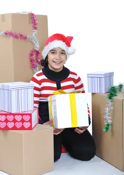 Joyeux fille avec des boîtes cadeaux de Noël — Photo