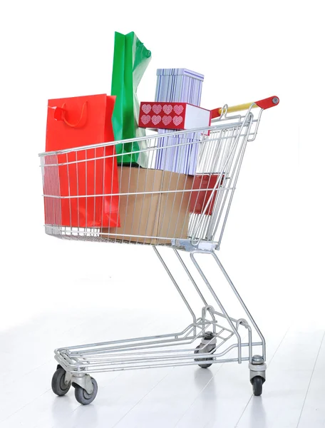 Carrinho de compras com caixas e sacos em — Fotografia de Stock