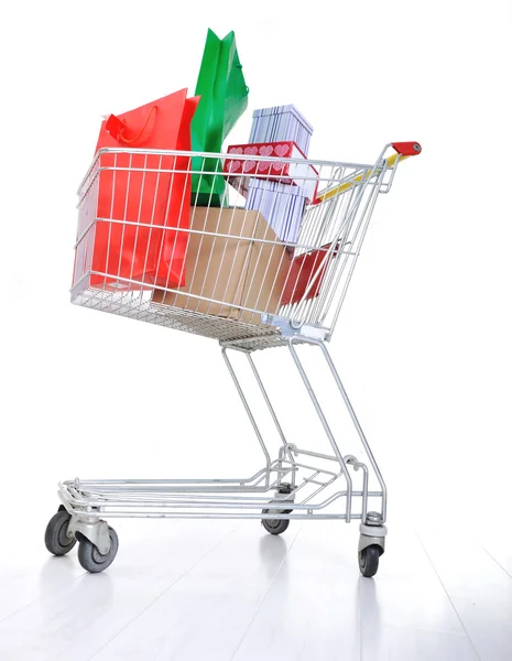 Carrello con scatole e sacchetti in — Foto Stock