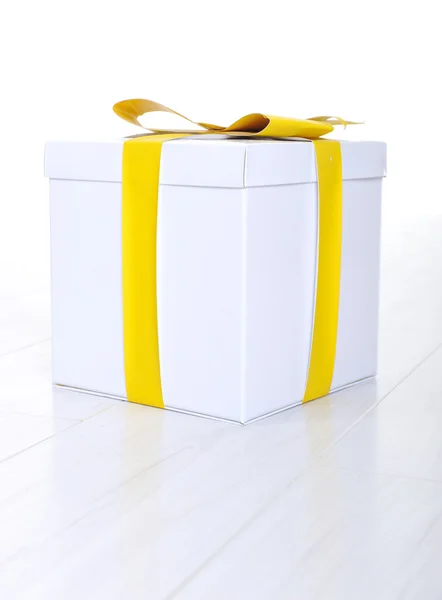 Caja regalo de Navidad, color amarillo —  Fotos de Stock