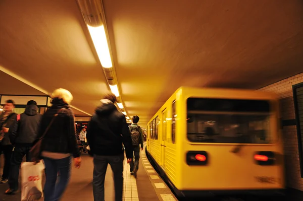 Multitud caminando en el metro, tren en movimiento Imagen de archivo