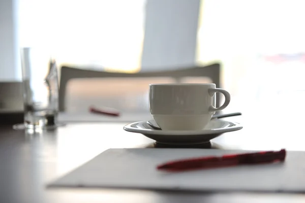 Tazza di caffè sul tavolo nella sala conferenze Foto Stock