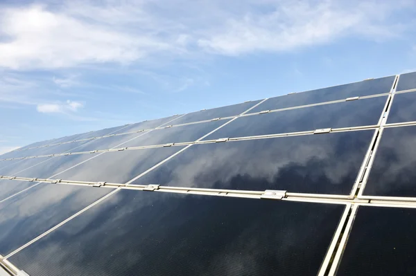 Alternativ energi solceller solpaneler mot blå himmel Stockbild