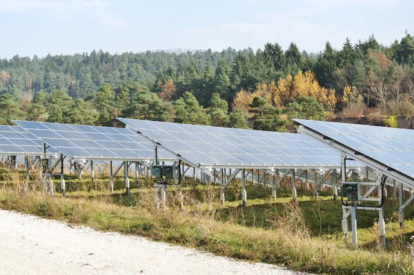 代替エネルギー太陽光発電ソーラー パネル ロイヤリティフリーのストック写真