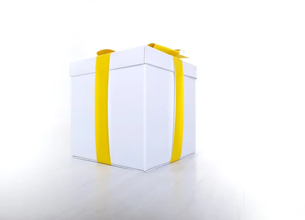 Caja regalo de Navidad, color amarillo Imagen de archivo