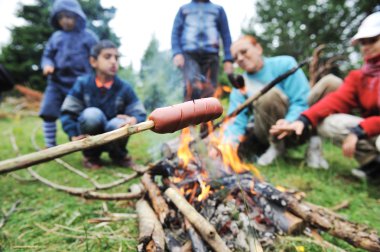 Barbekü doğada, sosisler yanıyor hazırlama grubu (Not: Seçilen odak)