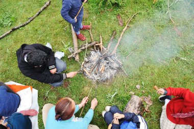Barbekü doğada, sosisler yanıyor hazırlama grubu