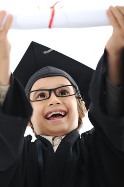 Diplomalı küçük öğrenci, başarılı ilkokul öğrencisi.