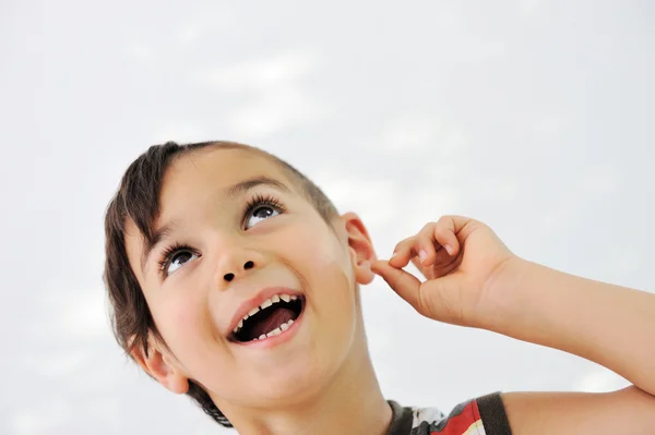 Nettes positives Kind mit lustigen Haaren — Stockfoto